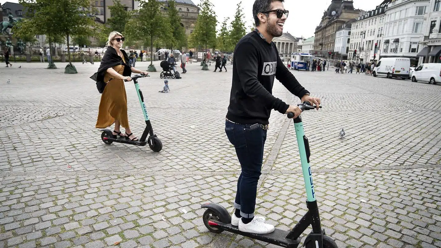 Fra i morgen 1. januar er det ulovligt at køre uden hjelm på elektriske løbehjul. Desuden er det ikke tilladt at hverken begynde eller slutte sin tur på udlejningsløbehjul på Kongens Nytorv, hvor billedet er taget i 2019. Arkivfoto.