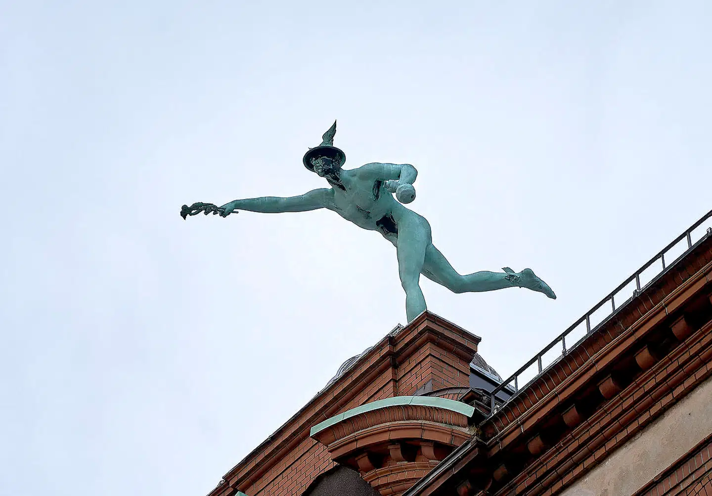 En god serv eller en god handel? Julius Schultz, der er stort set glemt i dag, udformede handelsguden Hermes til varehuset Messen i 1895.