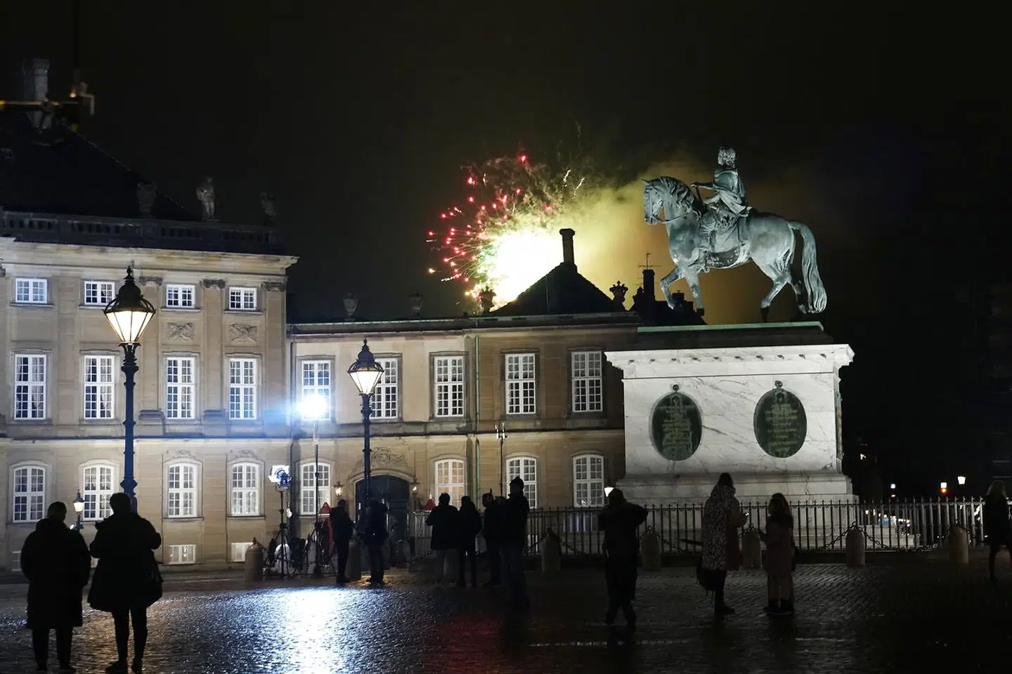 Fyrværkeri over Amalienborg Slot inden Dronningens nytårstale fredag den 31 december 2021. (Foto: Keld Navntoft/Ritzau Scanpix)