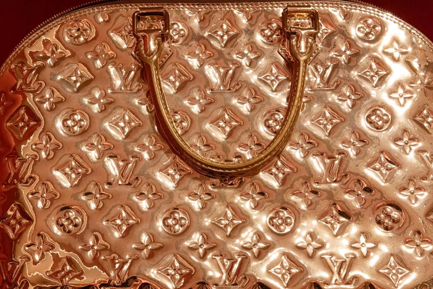 En stigning i salget af luksusvarer, som for eksempel Louis Vuitton-tasker, under coronanedlukningerne har hjulpet det franske aktiemarked til tops i løbet af 2021.