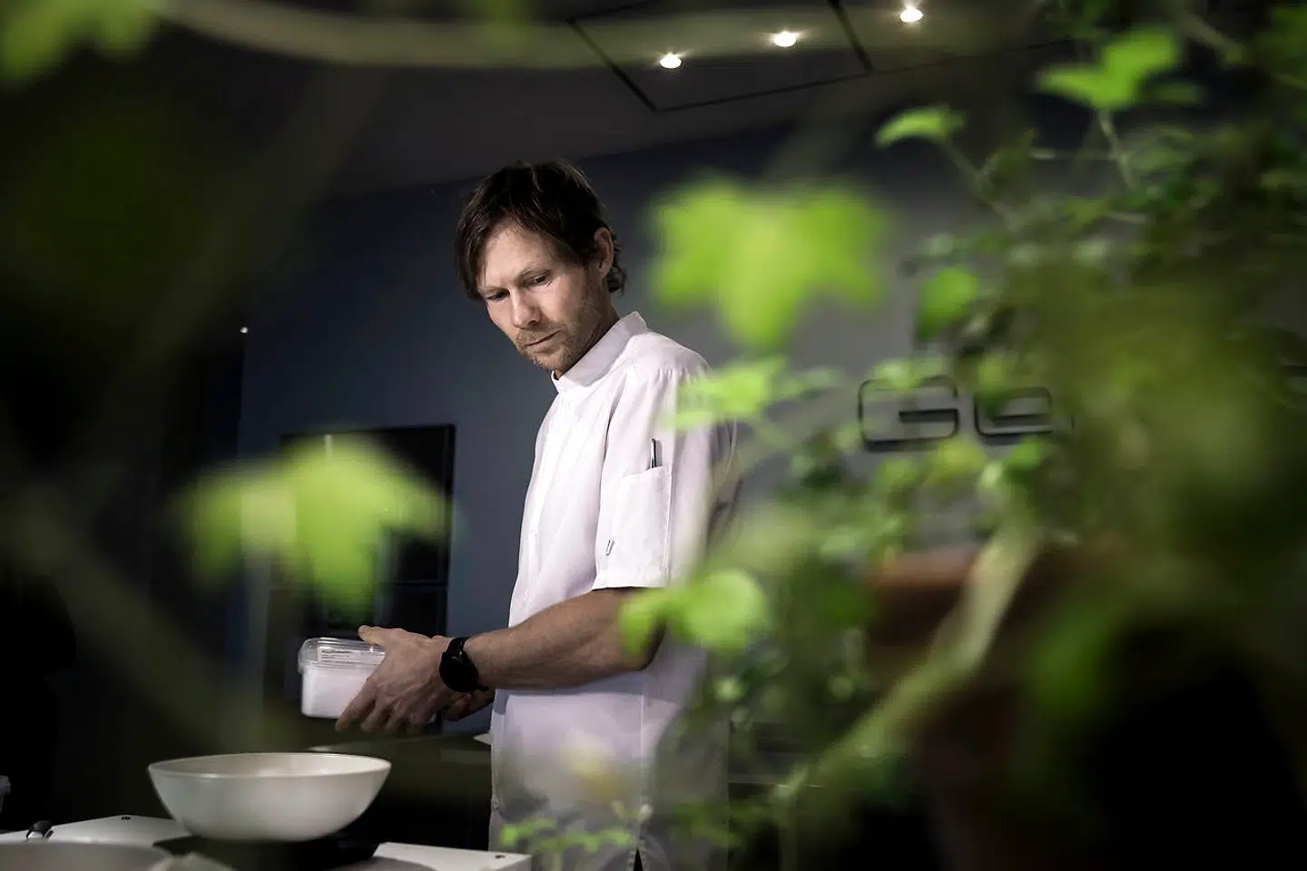 Rasmus Kofoed, kok og restauratør. I 2011 vandt han guldmedalje ved Bocuse d'Or. Han er medejer af Restaurant Geranium, som har tre Michelin-stjerner.