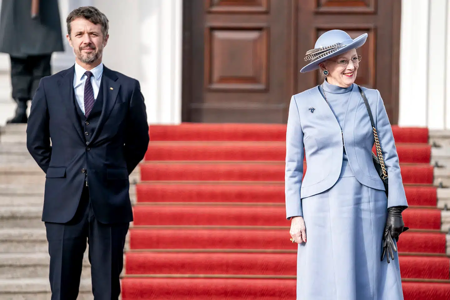 Med mor på arbejde: Dronning Margrethe og kronprins Frederik ved den officielle modtagelse af Tysklands præsidentpar i deres officielle residens Schloss Bellevue i Berlin.