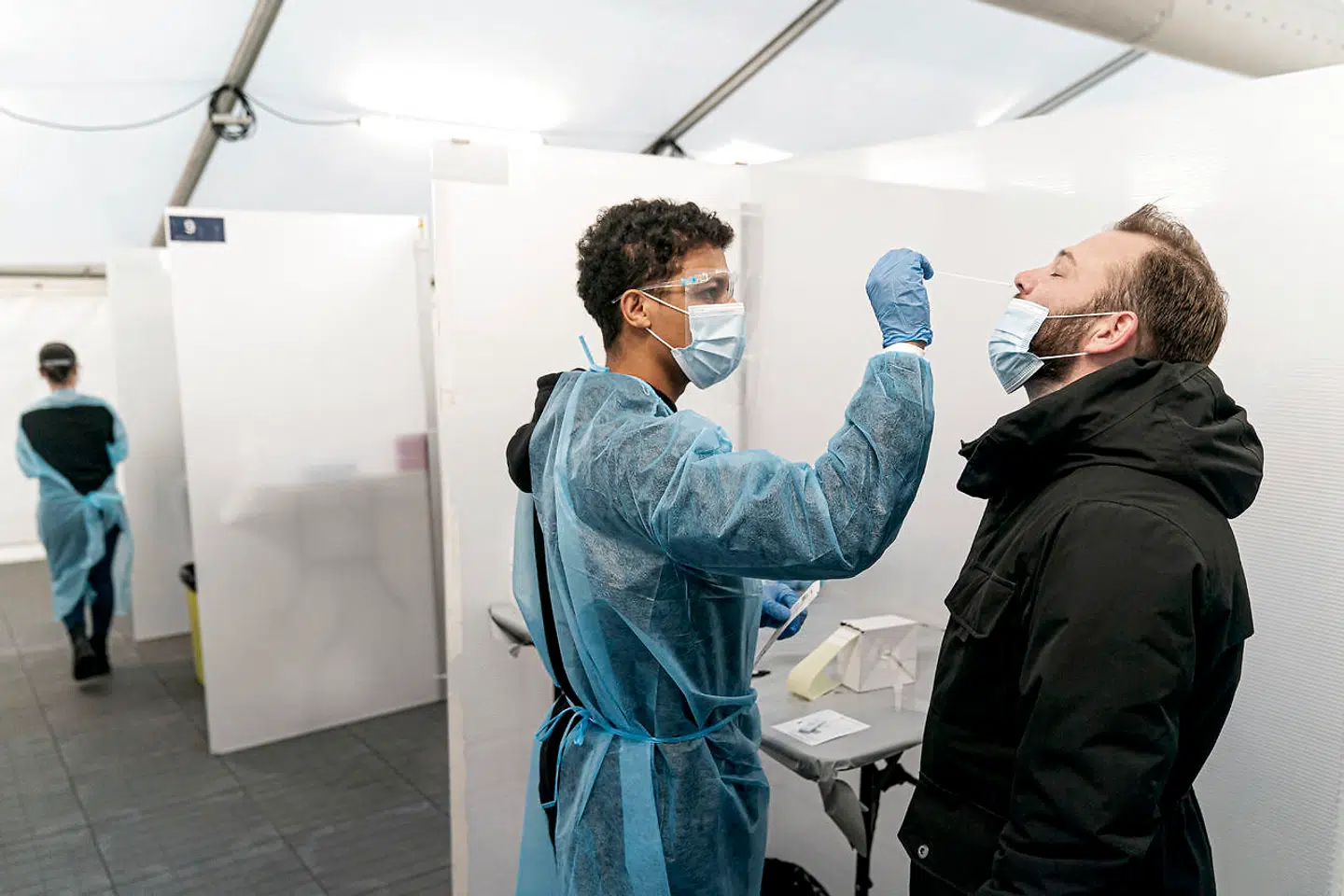 Der er travlhed på testcentrene, og det har medvirket til markant flere offentligt ansatte under coronakrisen.