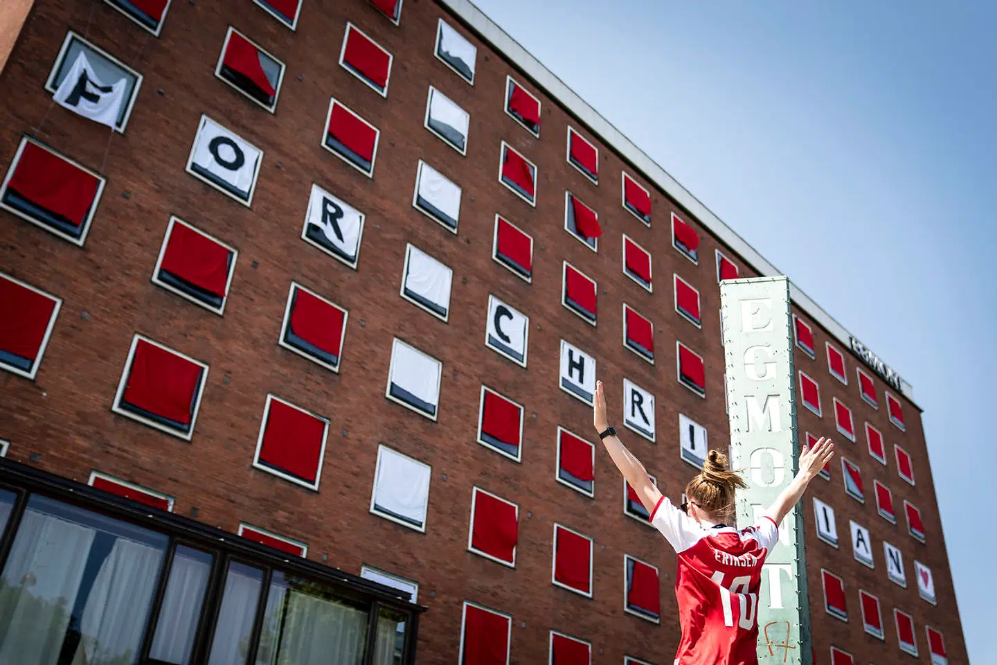 Banner med teksten »For Christian« ved Egmont Kollegiet før kampen mellem Danmark og Belgien.