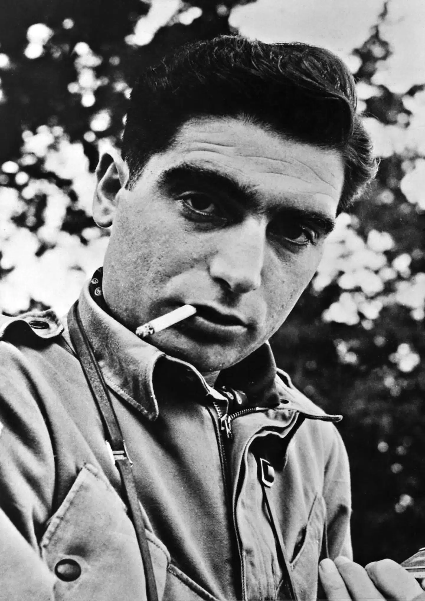 Robert Capa blev født i Budapest i 1913 og mistede livet ved en mineeksplosion i Thai Binh-regionen i Vietnam i maj 1954, hvor han var på en opgave for Life Magazine, som han arbejdede for gennem hele sin karriere.