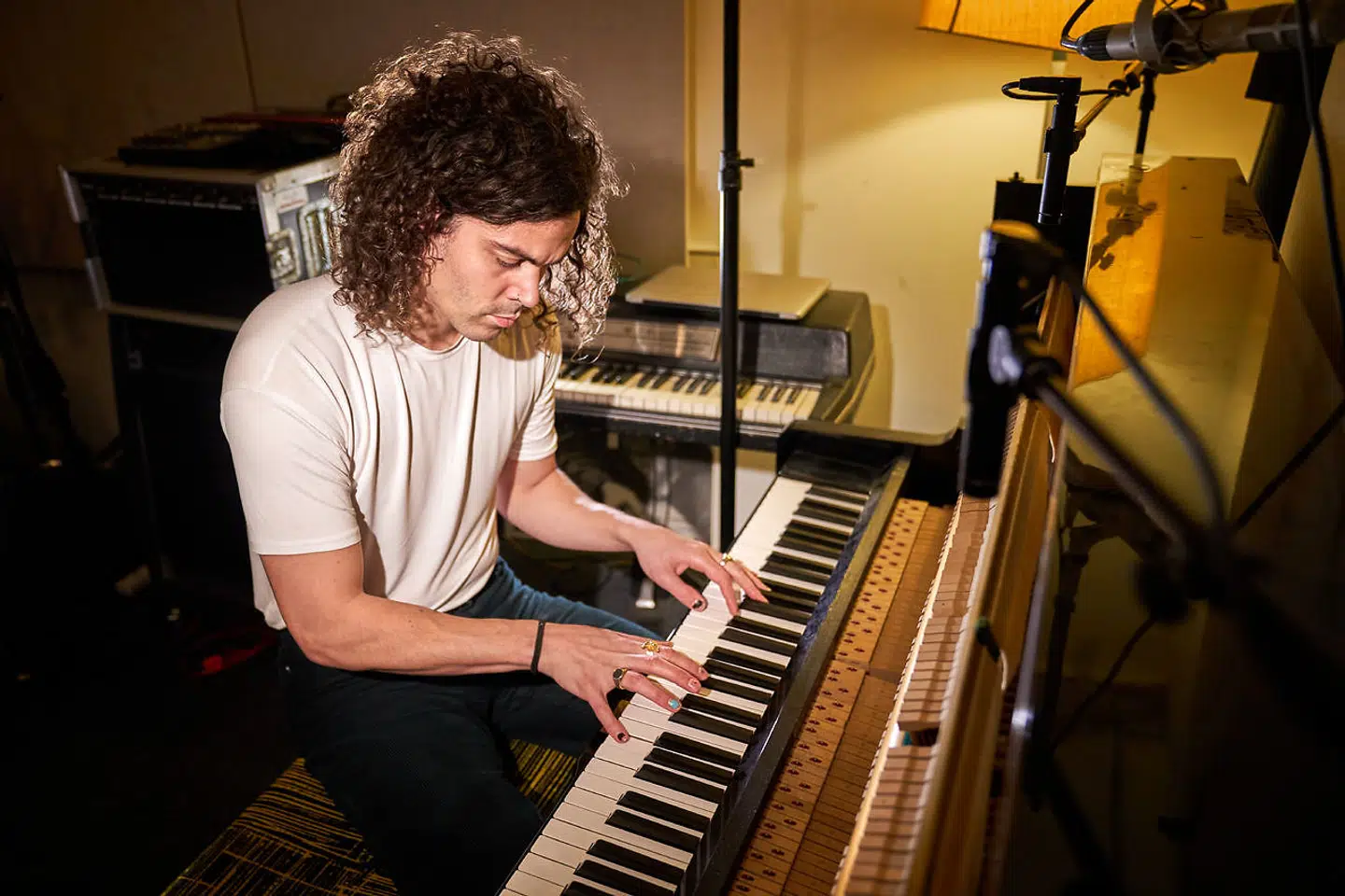 »Find The Cost of Freedom« med Crosby, Stills, Nash & Young minder Alex Vargas om de år, hvor han boede i London. »For mig repræsenterer sangen den her helt særlige tid i mit liv, hvor jeg var flyttet derover og pludselig havde enormt meget frihed. Jeg fik hurtigt dannet mig et hjem med et netværk af venner og endte med at bo i et kollektiv med seks venner gennem flere år,« siger han.