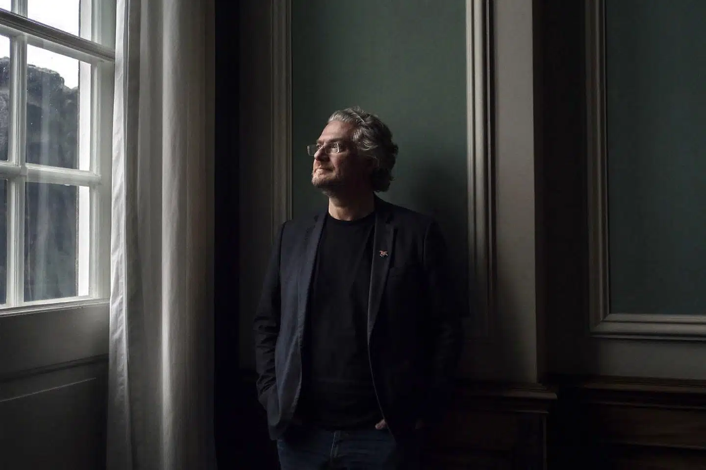 »Situationen er altså: To forskere ved danske universiteter udskammer i praksis alle danskere for at være racister. Og klynker så bagefter i offentligheden over, at der er nogle af de udskammede, der svarer igen med hårde ord. Det er mere grinagtigt end noget, jeg har oplevet, siden Monty Python for mange år siden indstillede deres aktiviteter,« skriver Henrik Dahl.