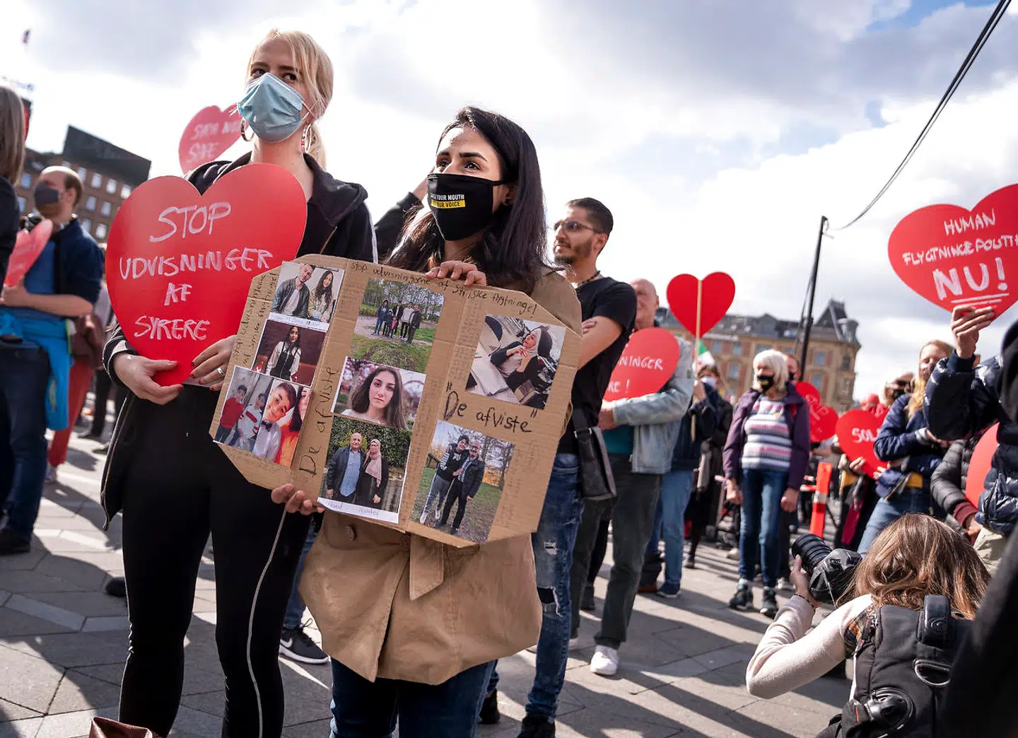 Venstrefløjens syn på integration er ikke præget af faktisk at tale om problemerne, men om omverdens syn på problemerne. Det samme gælder Mellemfolkeligt Samvirkes arbejde med integration, mener Jaleh Tavakoli. På billedet ses en demonstration mod inddragelse af syriske flygtninges opholdstilladelse på Rådhuspladsen, 19. maj 2021, arrangeret af blandt andet Mellemfolkeligt Samvirke.