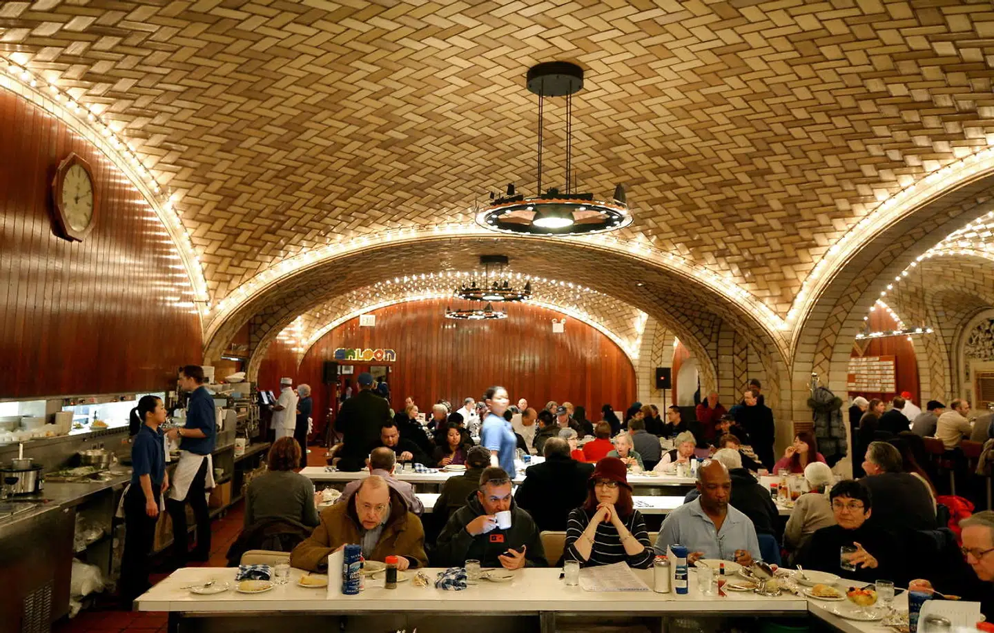 Folk spiser en hurtig frokost på den berømte Grand Central Oyster Bar, der ligger under New York hovedbanegård, Grand Central Terminal.