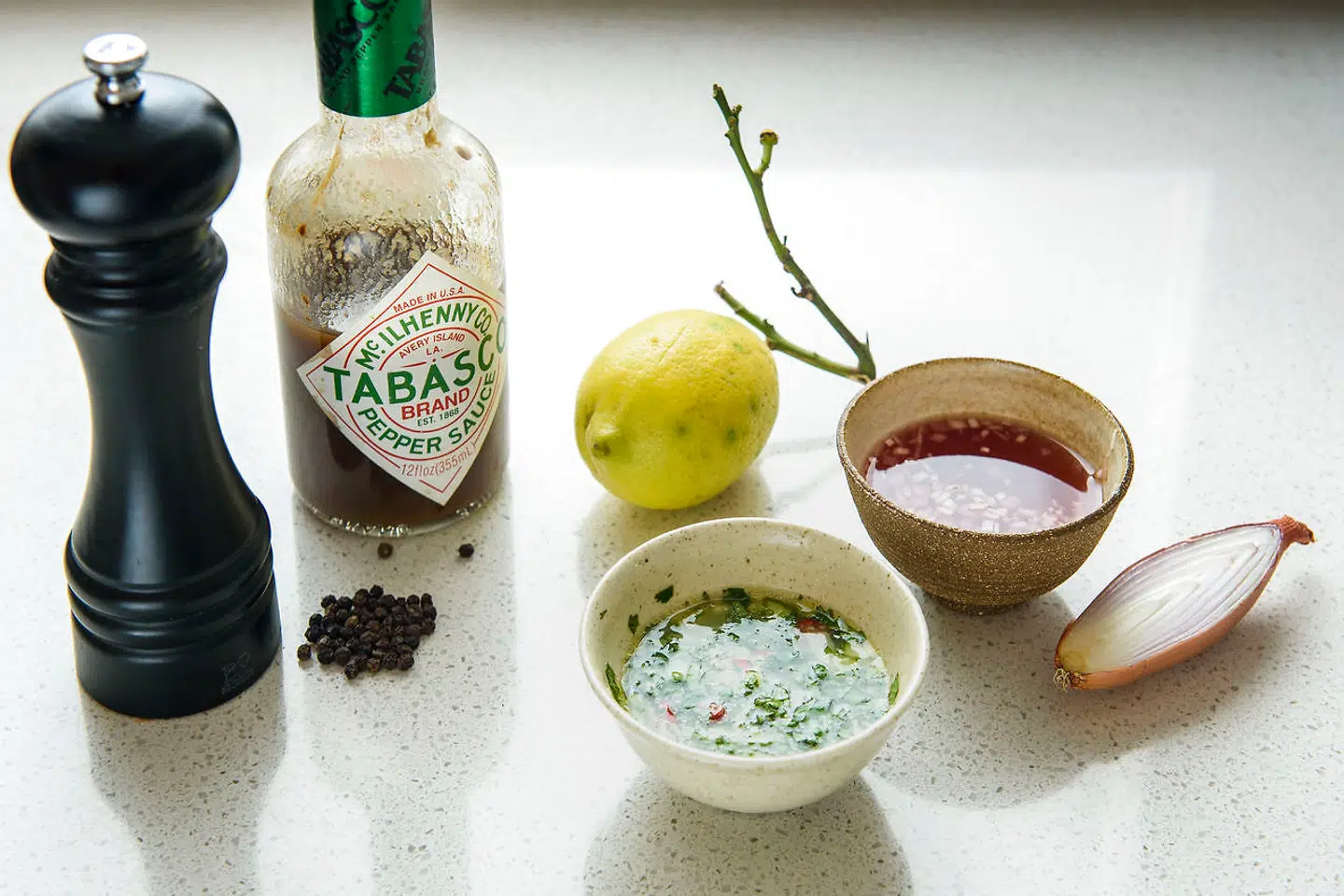 Den franske: Friskpresset citronsaft er nok det tilbehør som er mest loyalt overfor østersens egen smag. Den svenske: I Sverige foretrækker mange at pifte deres østers op med et skud frisk peber. Den amerikanske: I USA var østers længe en allemandsspise. For eksempel lå verdens største østersbanker engang der, hvor Manhattan ligger i dag. Man tager man ikke østers så højtideligt, så de får for eksempel et skud tabasco, eller nogen gange en sjat ketchup. Den parisiske: Rødvinseddikke og finthakket skalotteløg. Du kan evt. supplere med friskhakket kørvel. Den asiatiske: Bland lidt wasabi, fint hakket agurk, hakket koriander, limesaft, lidt soja evt. lidt frisk chili. Bland efter smag og behag.