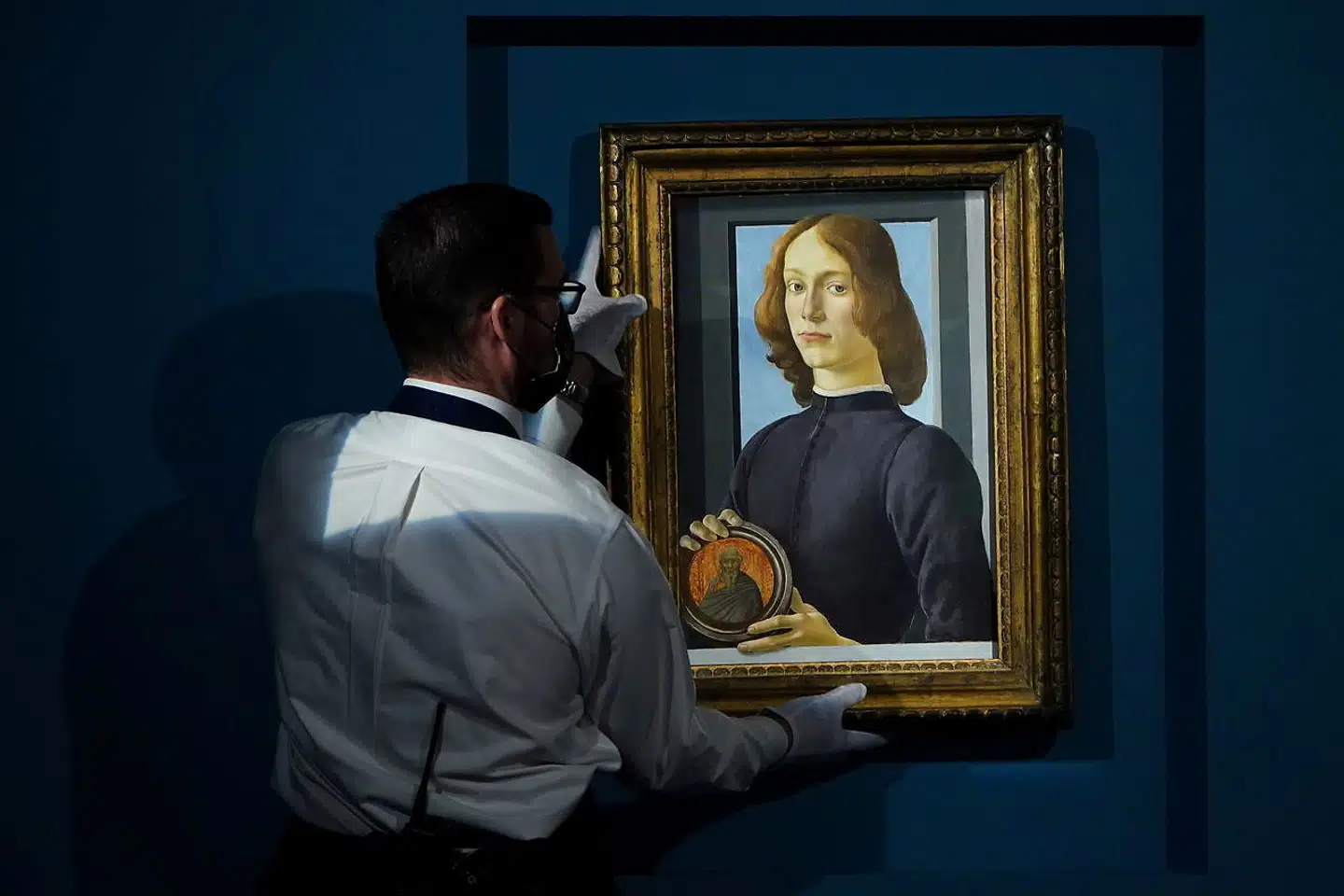 Salget af Sandro Botticelli's maleri »Young Man Holding a Roundel« var en af årets internationale kunstbegivenheder. Billedet blev i januar solgt for 92,2 millioner dollar svarende til 565 millioner kroner hos Sotheby's i New York.