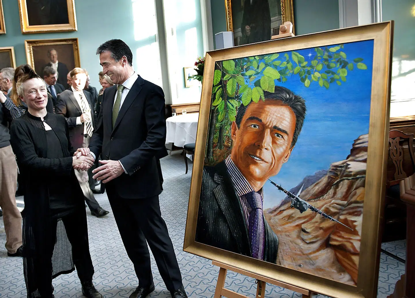 Simone Aaberg Kærn var den første kvinde til at portrættere en tidligere statsminister. Fotoet viser kunstneren og tidligere statsminister Anders Fogh Rasmussen. Det er taget i Samtaleværelset på Christiansborg i 2010, hvor portrættet blev afsløret ved en reception.