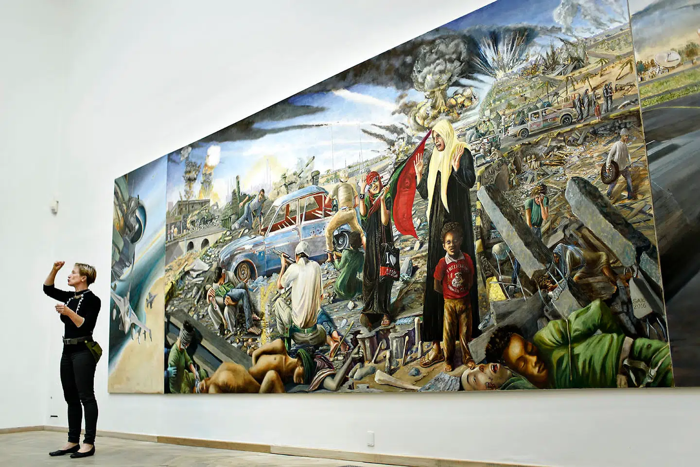 Simone Aaberg Kærns kontroversielle bataljemaleri blev præsenteret på Kunsthal Charlottenborg i 2017. Værket er kontroversielt, da hendes skitse blev afvist af forsvaret, der ikke syntes, at det fortalte »den egentligt ret lykkelige historie om den danske indsats i Libyen«.