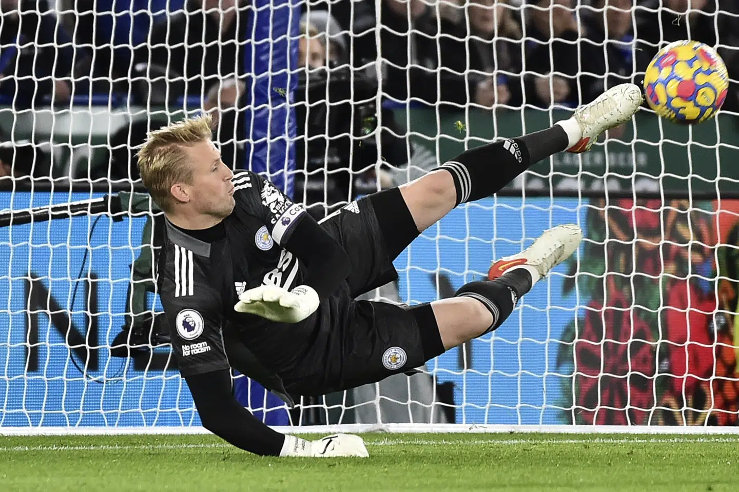 Kasper Schmeichel reddede et straffespark fra Mohamed Salah i Leicesters sejr over Liverpool. Rui Vieira/Ritzau Scanpix