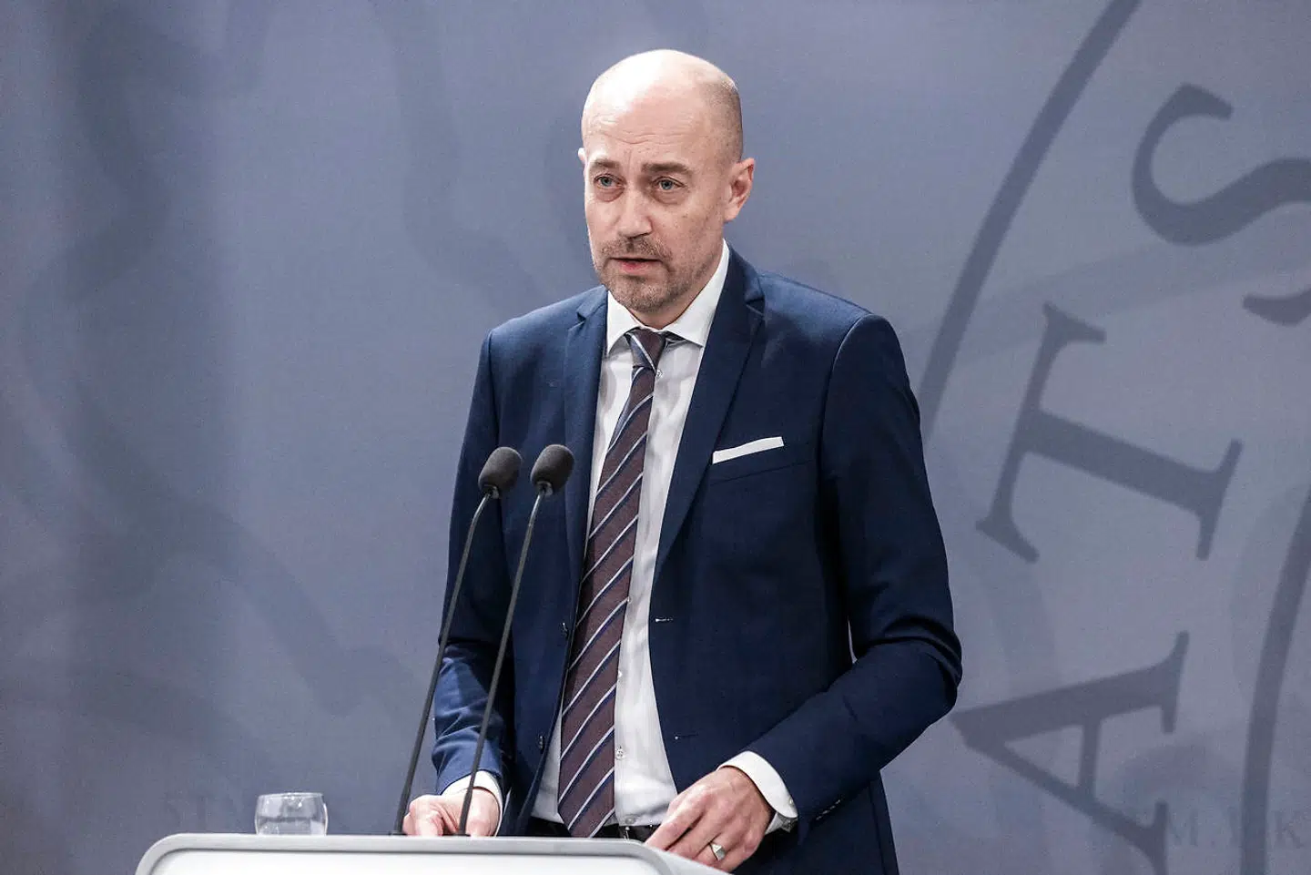 Sundhedsminister Magnus Heunicke inviterer til pressebriefing om den høje smitte i samfundet.