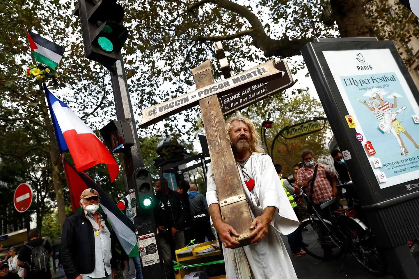 En mand klædt ud som Jesus bærer en kors med påskriften »Denne vaccine = dødelig gift« under en demonstration mod sommerens indførelse af et coronapas. Protesterne mod det nye vaccinepas bliver næppe mindre højrøstede.