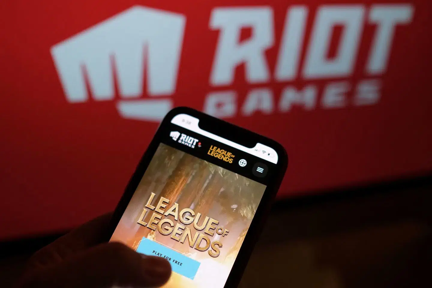 Riot Games stor bag spilsuccesen League of Legends med 180 millioner månedlige brugere. Selskabet har været gennem en større sag om sexisme, hvor Riot Games står til at betale erstatning til over 2.000 nuværende og tidligere kvindelige ansatte.
