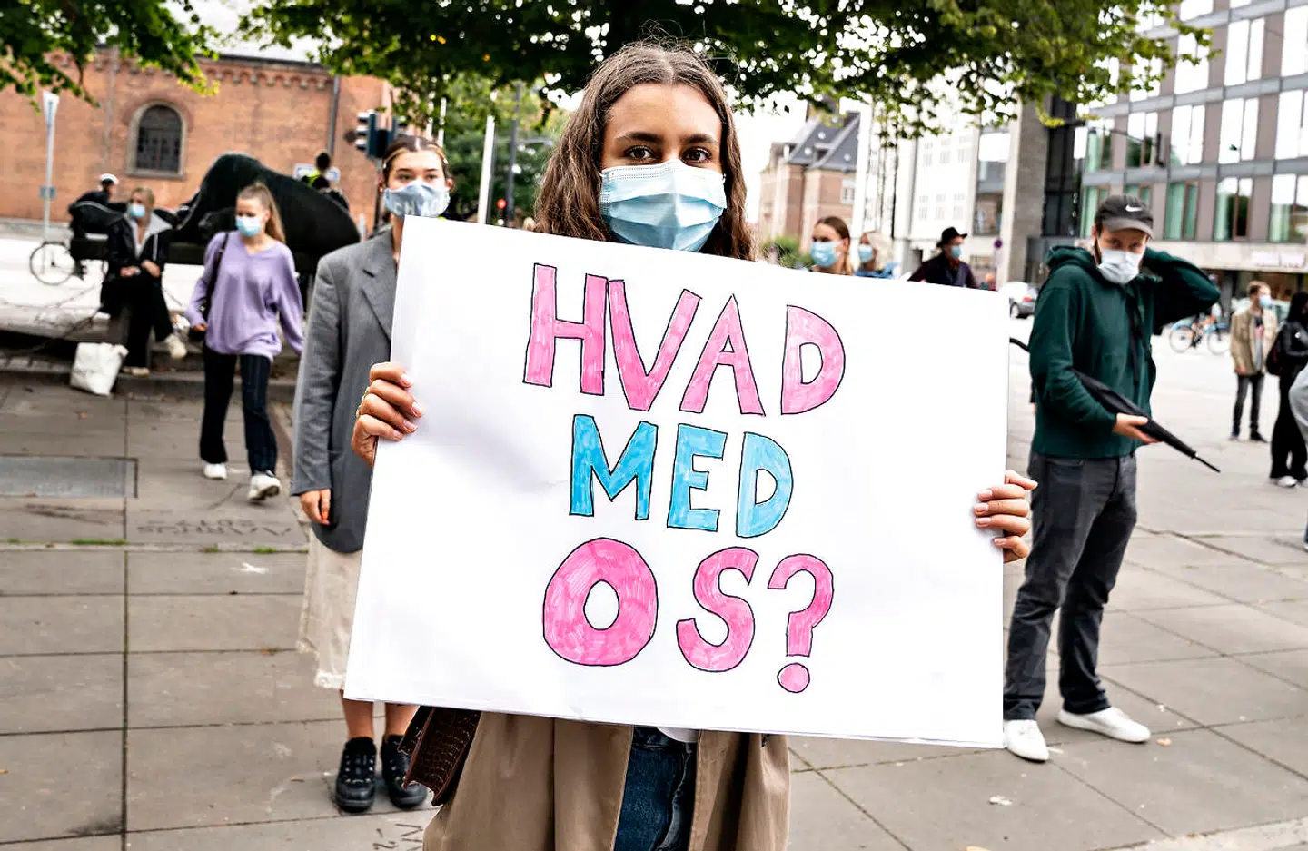 Den hensynsløshed og utryghed, de unge er blevet udsat for under coronakrisen, kalder på et generationsopgør, mener Katrine Skov-Hansen. På billedet ses elever fra Aarhus' ungdomsuddannelser demonstrere foran rådhuset i Aarhus mod forlængelsen af den virtuelle undervisning, 24. august 2020.