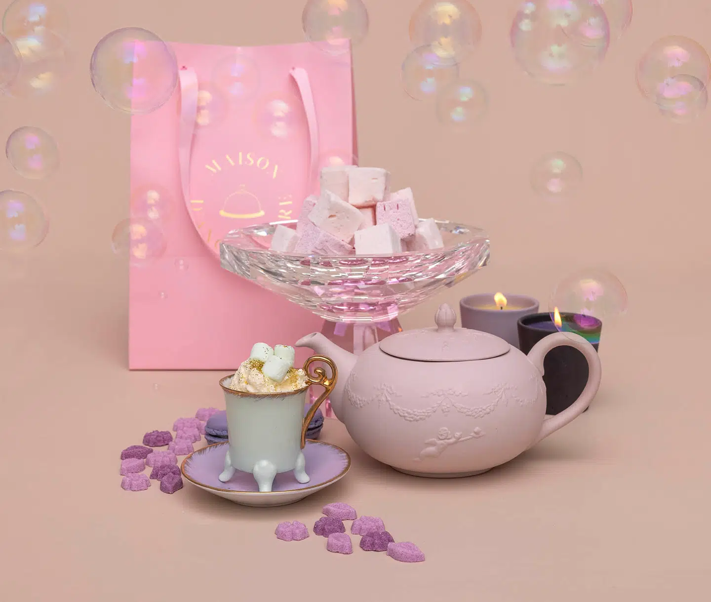 Hos Maison kan man købe ingredienserne til d'Angleterres 'Afternoon tea'. Herunder skumfiduser med solbærsmag.