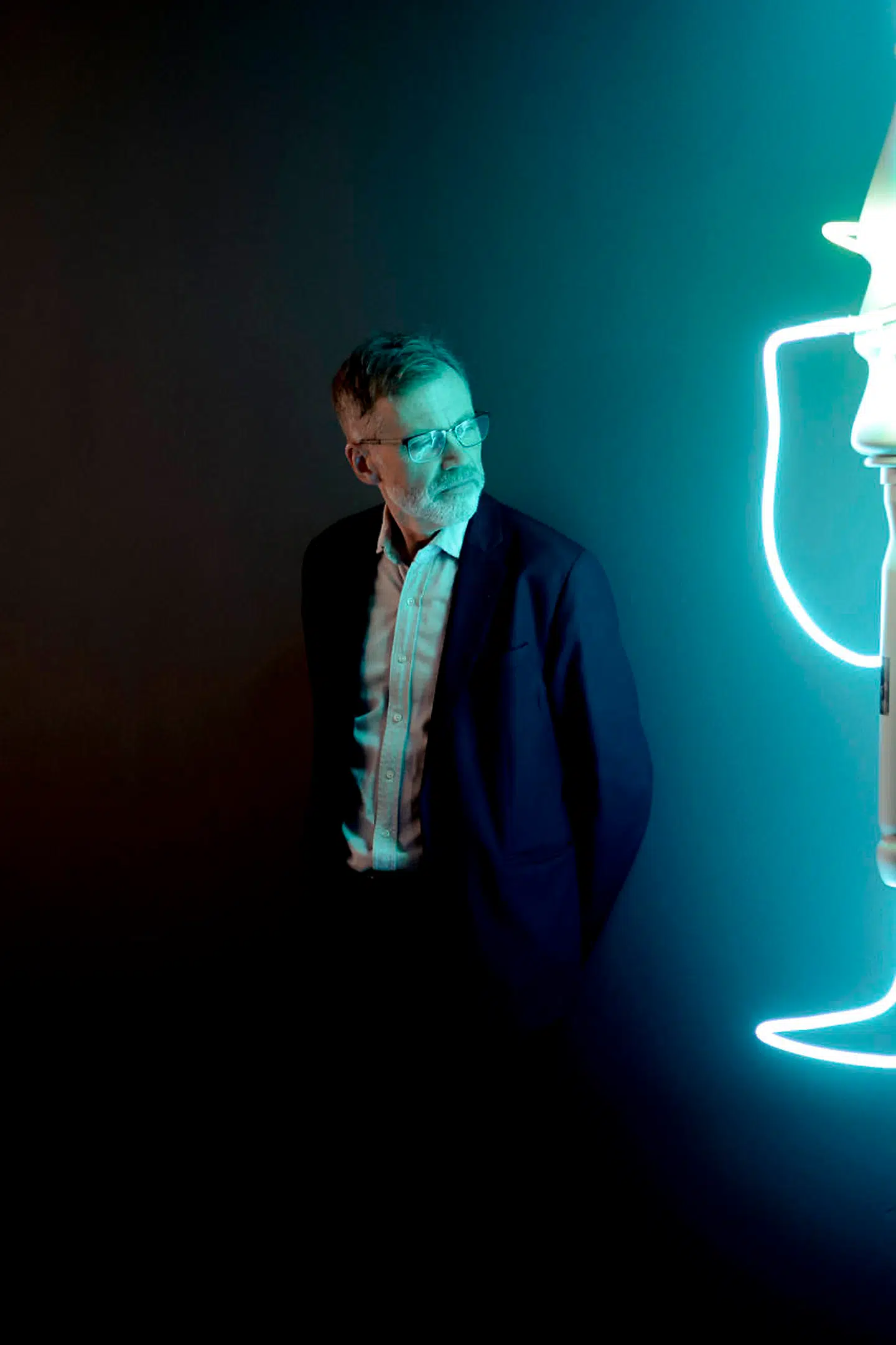 Mikkel Bogh i en af SMKs nyerhvervede installationsværker af den danske kunstner Uffe Isolotto.