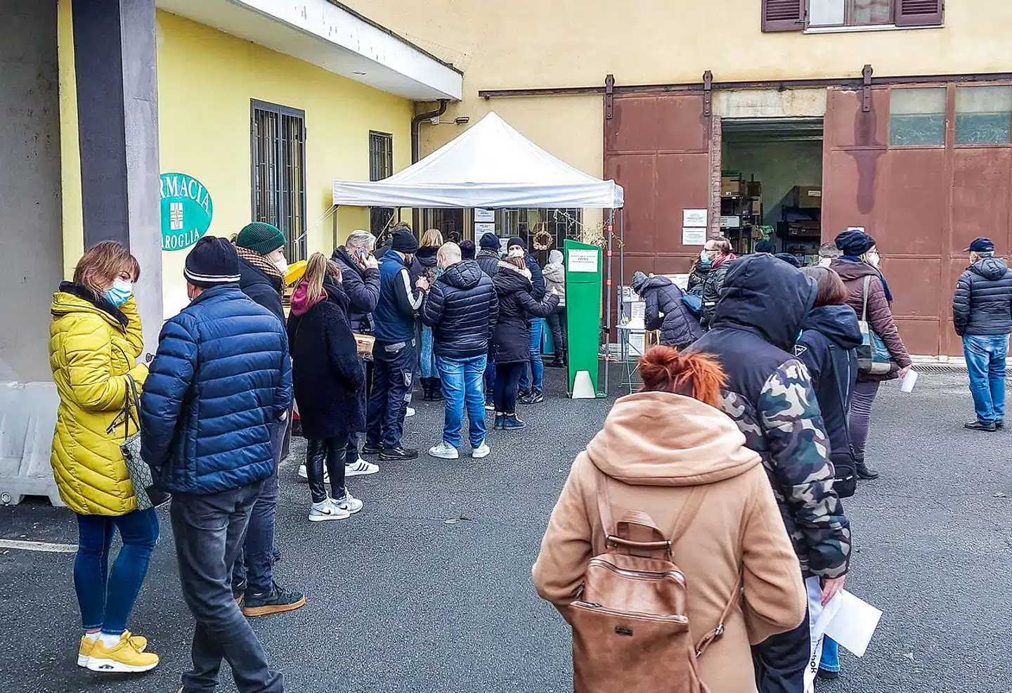 Italienerne stod lige som mange andre europæere i kø for at blive testet forud for julen, her i den nordvestlige by Torino. Men bliver de hidtidige våben mod pandemien ved med at give mening, når smittespredningen er så stor?