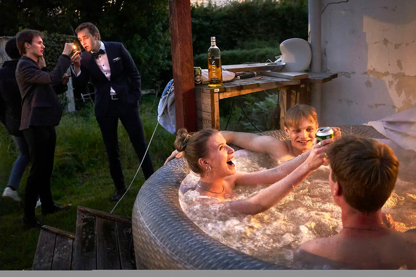 Berlingskes fotografer har hver udvalgt to billeder, som skiller sig særligt ud fra alle de andre billeder, som de har taget i løbet af året. Her er det fotograf Niels Ahlmann Olesen, der har udvalgt et håbefuldt billede af nogle af årets glade studenter.