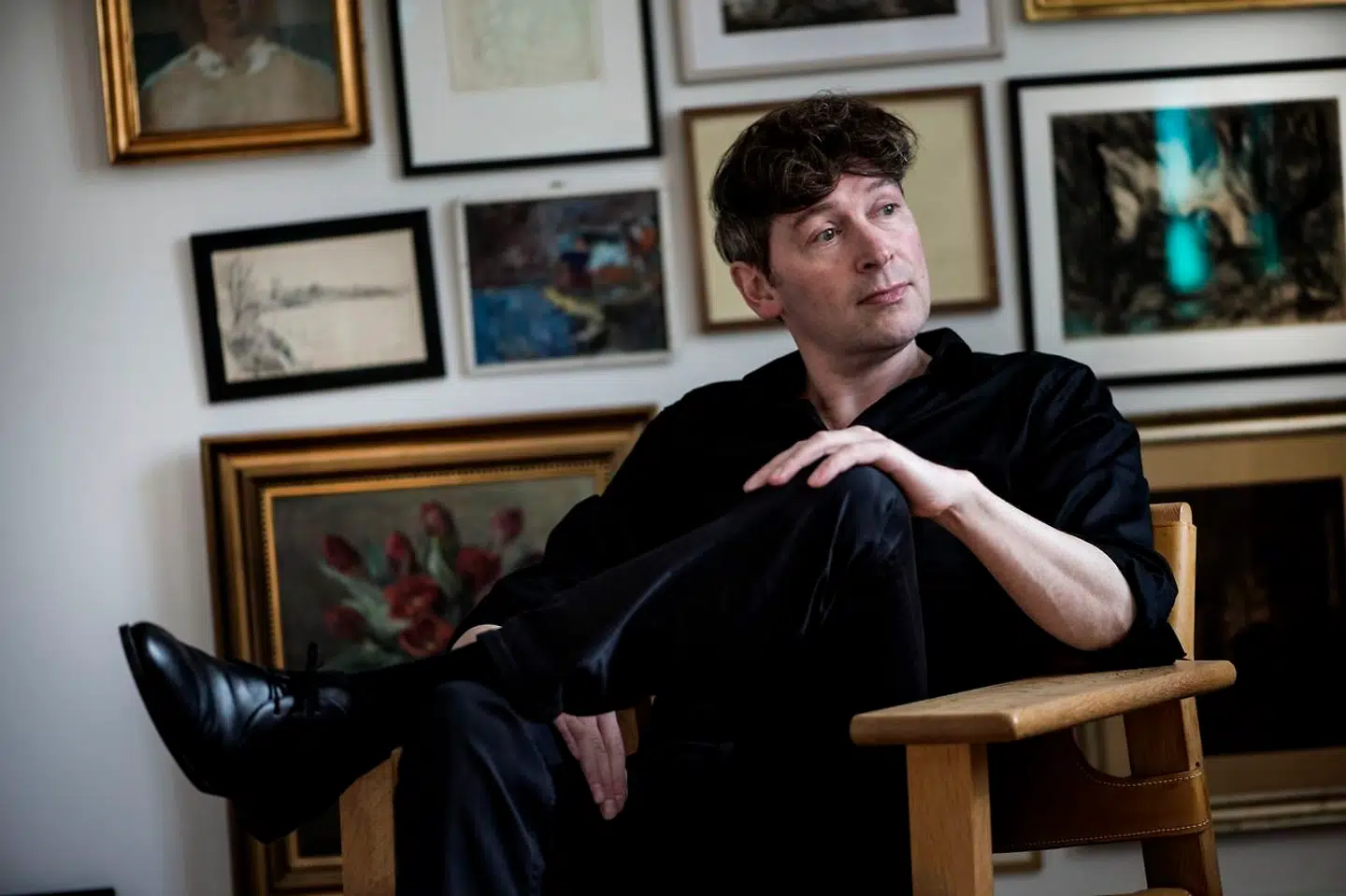 Forfatter Jesper Wung-Sung ser tilbage på året, der er gået, og forholder sig til det der venter. For forfatteren har 2021 budt på omvæltninger og aflysninger, men også skjulte gaver og en fornyet glæde ved alt det, vi så let tager for givet.