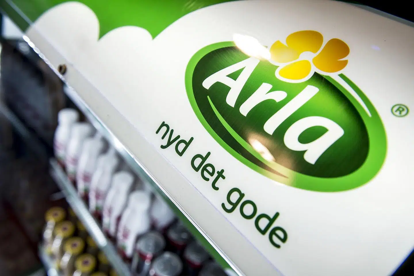 »Den praksis betyder, at fødevarevirksomheder som Danish Crown og Arla kan have udsigt til lavere bøder, når de greenwasher klimabelastende produkter som kød og mælk, end hvis der havde været tale om andre produkttyper,« skriver Mai Villadsen, Anja Philip og Mads Flarup Christensen.