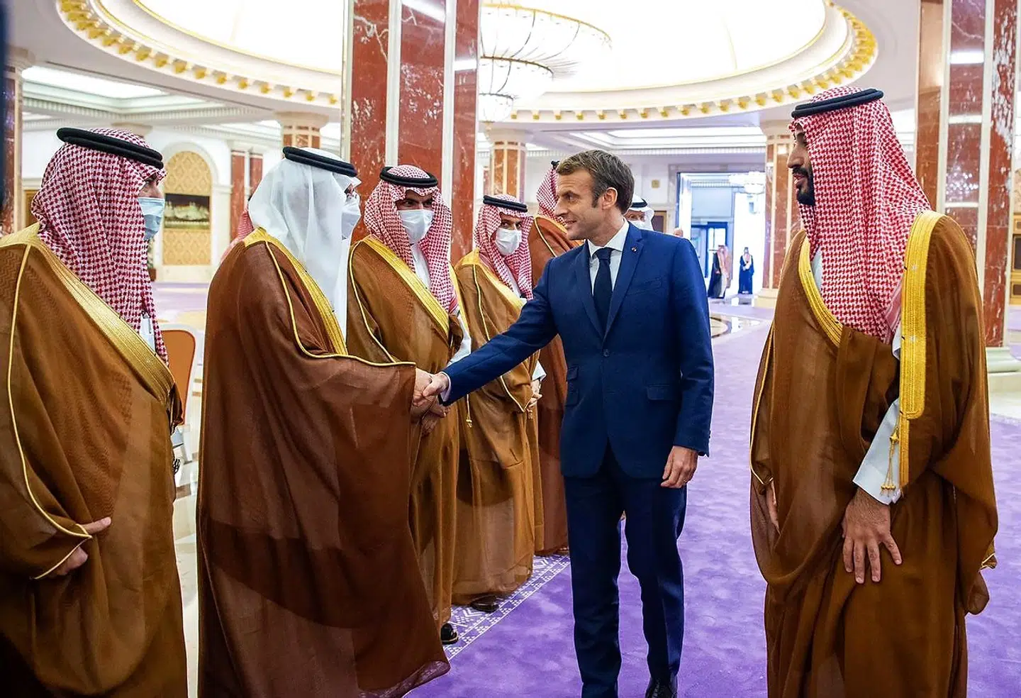 Der er ikke én arabisk autoritær regering, som Frankrig ikke nærer tætte forhold til, bortset fra Syriens Assad. Det vidner om en kynisk politik, mener Hanna Ziadeh. På billedet ses Emmanuel Macron hilse på saudiarabiske repræsentanter, mens han modtages af Mohammed bin Salman (yderst til højre), Saudi-Arabiens kronprins, 4. december 2021.