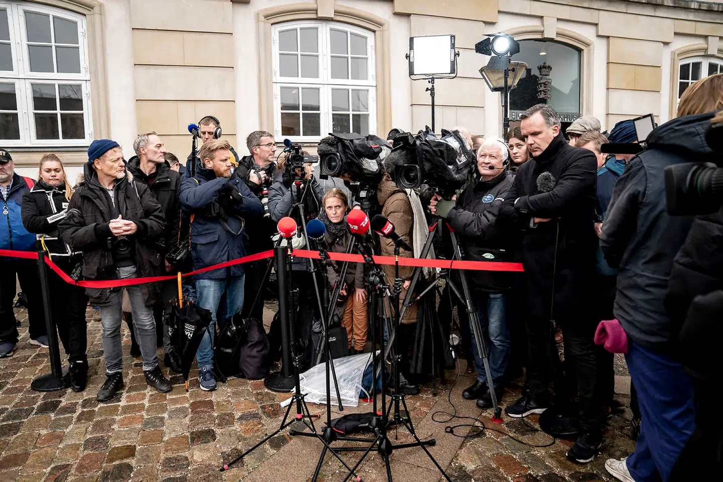 Uden for Eigtveds Pakhus ventede der Inger Støjberg et stort presseopbud efter Rigsrettens dom. Indenfor befandt den tidligere udlændinge- og integrationsminister sig for en stund i et lokale sammen med blandt andre DFs Kristian Thulesen Dahl og Pia Kjærsgaard.