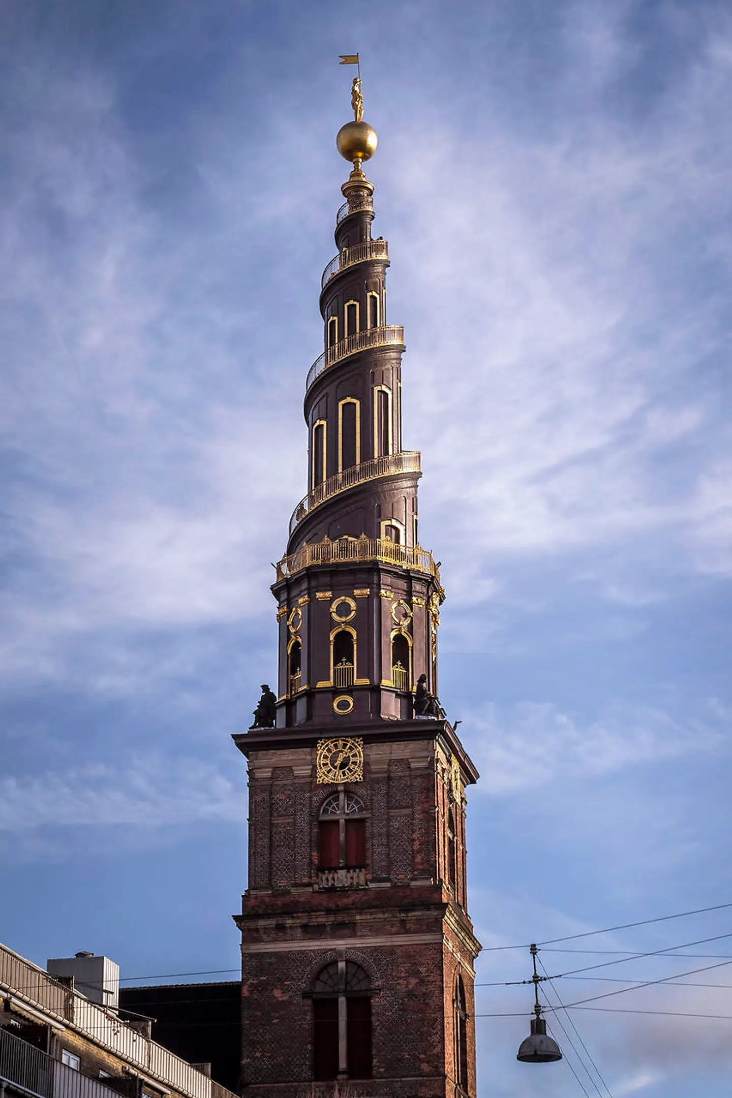 Jules Vernes bror, Paul, fortæller i sin rejsebeskrivelse om, hvordan han sammen med sin søn stødte sammen med en tysk mater familias med ægtemand og ikke mindre end ni børn på slæb. Kun fordi den unge Verne var grøn i hovedet af højdeskræk, lykkedes det dem at slippe forbi.