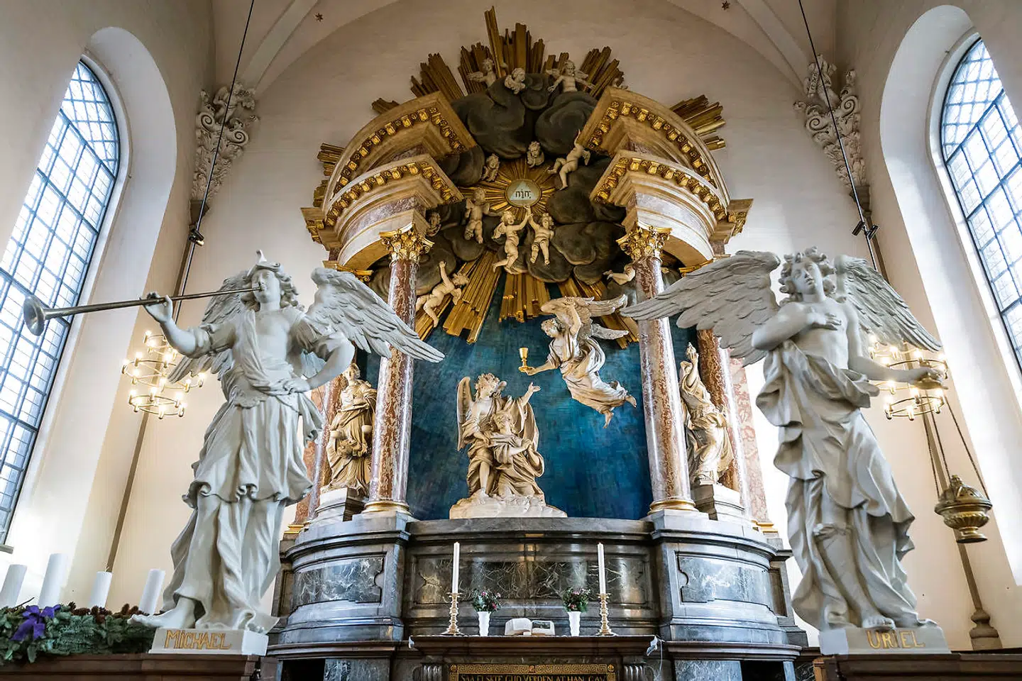 Nicodemus Tessins vildt teatralske alter er et af byens skønneste. Her er barok for fuld trompet.
