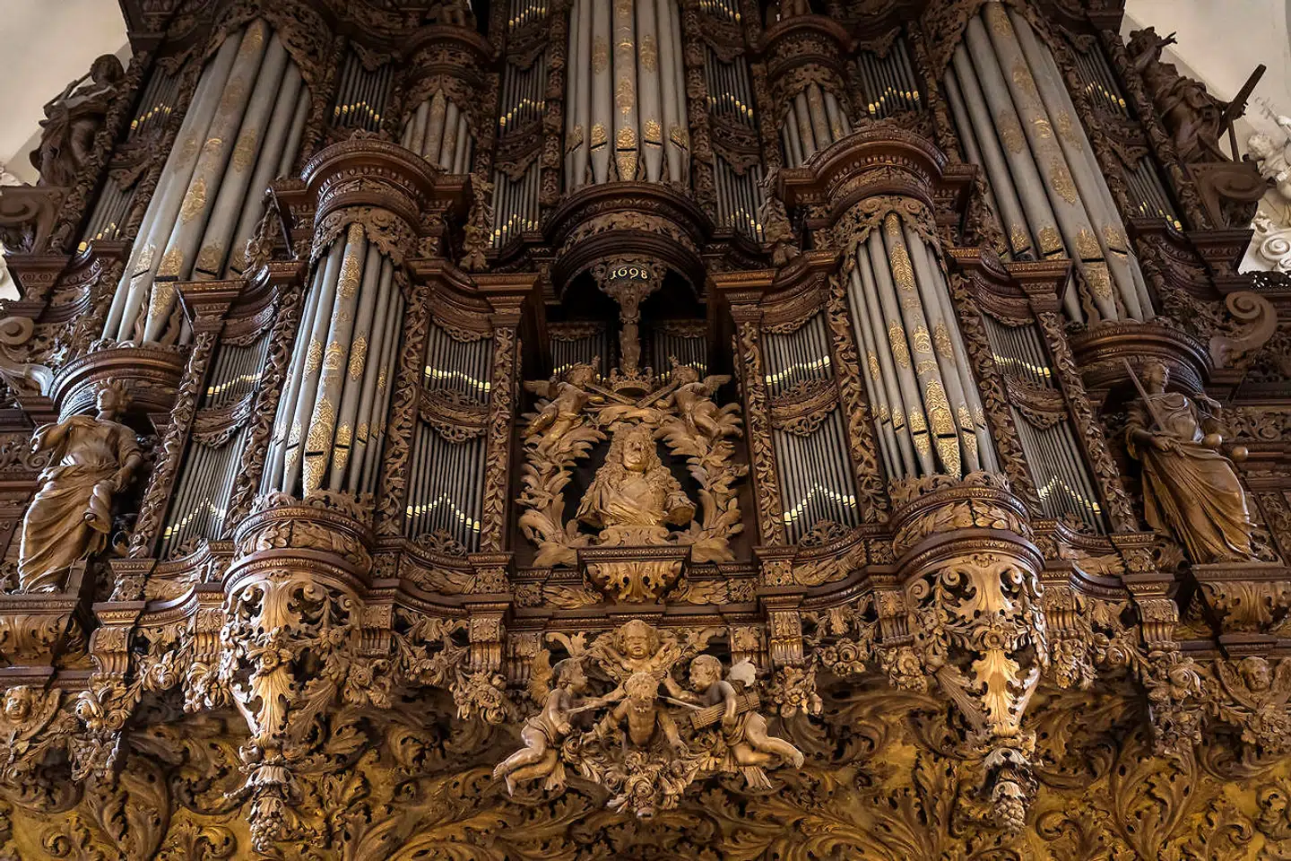 Orgelfacadens billedskærer-bonanza er en storslået hyldest til Christian 5. og samtidig Københavns ældst, bevarede orgelfacade.