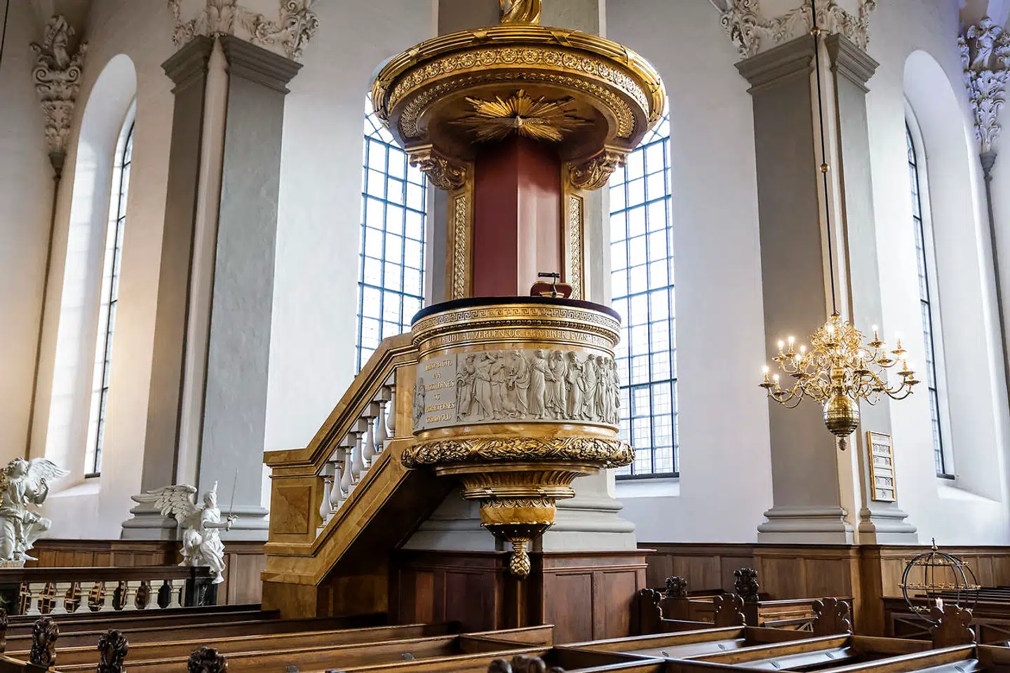 Prædikestolen er en af kirkens seneste tilføjelser og blev først sat op i 1773. Harsdorff stod for designet og Wiedewelt for den skulpturelle frise.