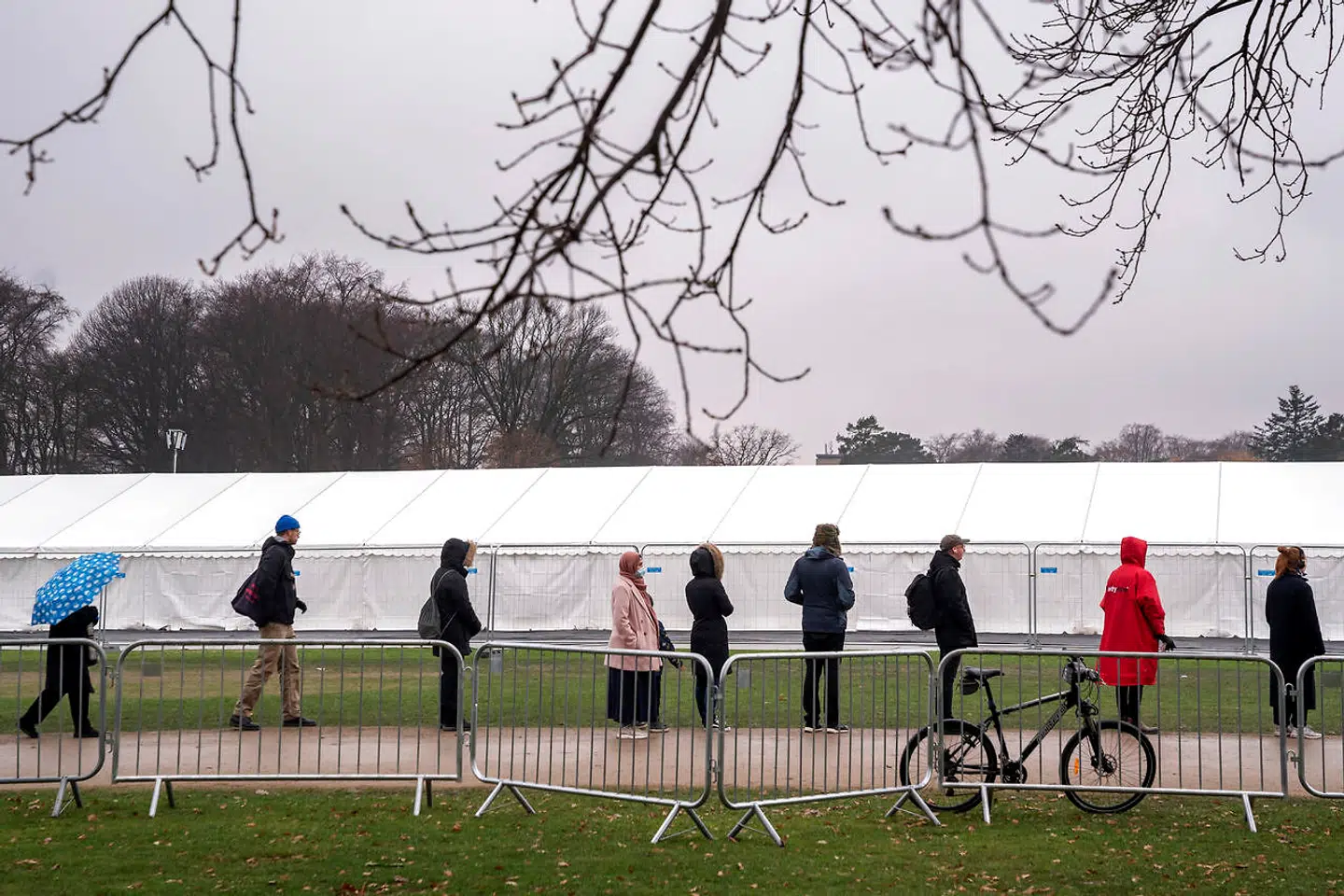 Kø til kviktest ved testcentret i Fælledparken.