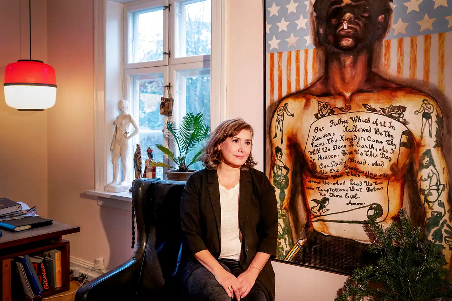 Siden hun blev præst har Mia Lund Rao har haft dette maleri af Bjørn Jørgensen hængende på sit arbejdsværelse. »Det er et ret råt billede. Dem, som kommer her, må tåle det, og som regel taler vi lidt om det. Vi er jo alle sammen Gud børn, også selv om vi ikke er velfriserede,« siger hun.