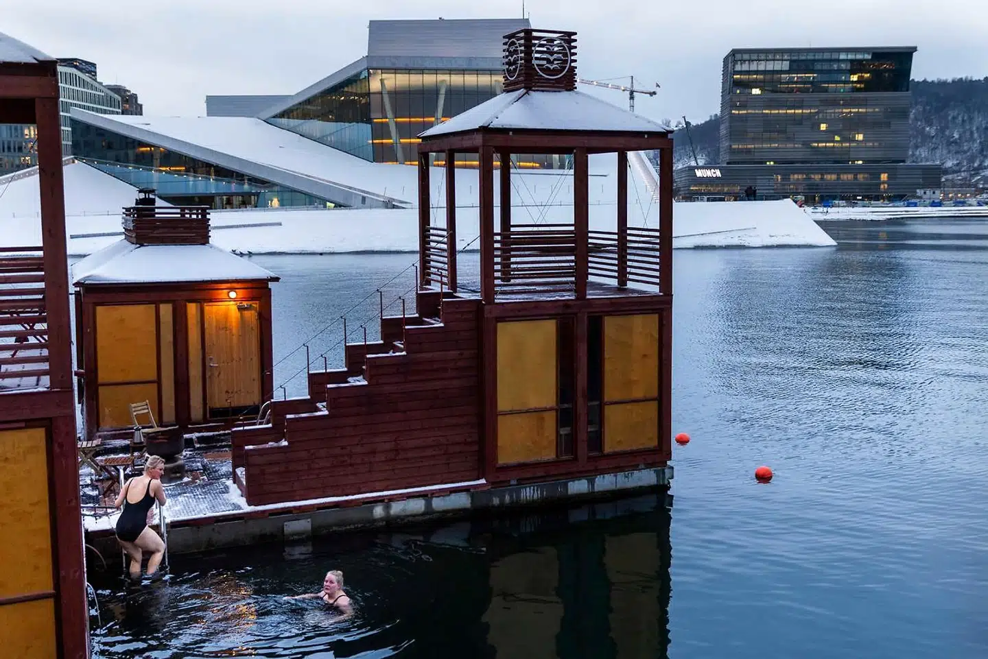 Vinterbadning hører til de mere coronasikre aktiviteter – også i havnen i Oslo. I baggrunden ses operaen og det nyåbnede Munch-museum.