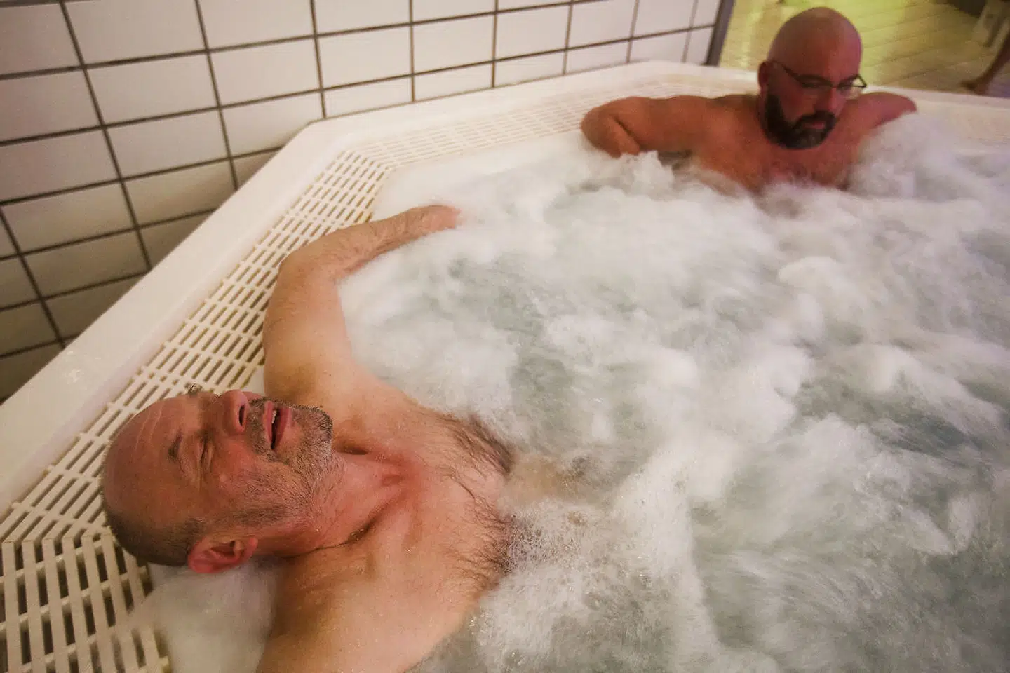 Der går formentlig et godt stykke tid, før frederiksbergborgere igen kan lægge sig til rette i Frederiksberg Svømmehals jacuzzi. Renoveringen trækker i langdrag, og det skyldes ifølge Frederiksberg Kommune, at entreprenøren ikke har levet op til sine forpligtelser.