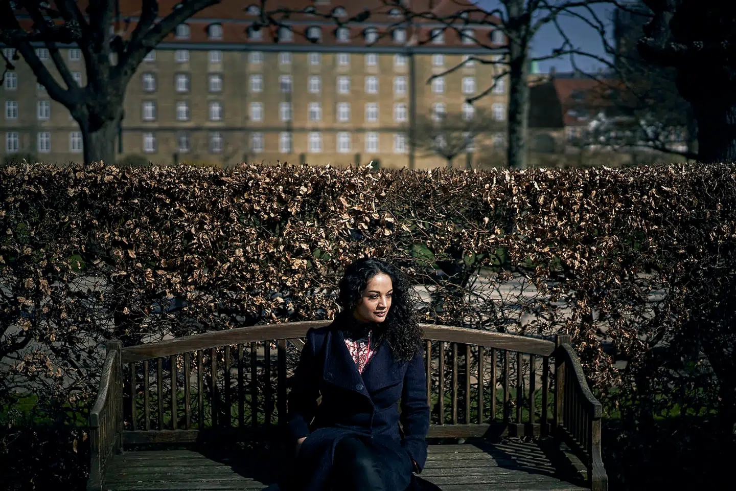 »Vi har meget forskellige personligheder, omstændigheder og muligheder og mennesker omkring os, som alt sammen har indflydelse på, hvordan isolation påvirker os,« siger Neela Maria Sris. »Hvis man for eksempel er mere fortrolig med sociale medier, eller hvis man er kreativ anlagt, så kan man måske finde nogle andre løsninger end andre grupper, som ikke tænker i de baner.«