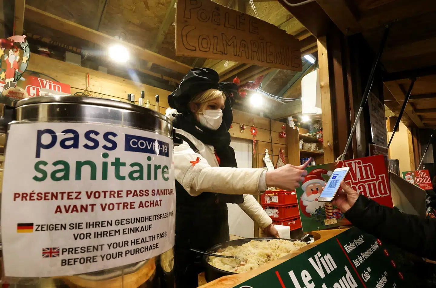 Coronapaskontrol på et julemarked i Colmar nær Frankrigs grænse til Tyskland. Adgangskrav i forbindelse med en lang række aktiviteter har presset franskmændenes vaccinationsdækning i vejret, men samtidig skabt et stort sort marked for falske QR-koder.