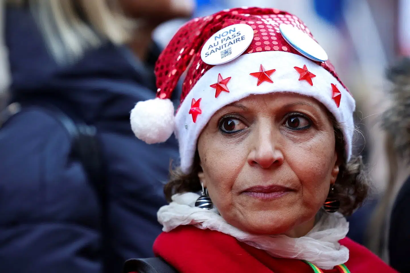 En kvinde demonstrerer mod coronapas i Paris. Udbredt modstand mod kravet om at kunne dokumentere vaccination eller gyldig test har fået hundredtusinder af franskmænd til at anskaffe sig falske QR-koder.