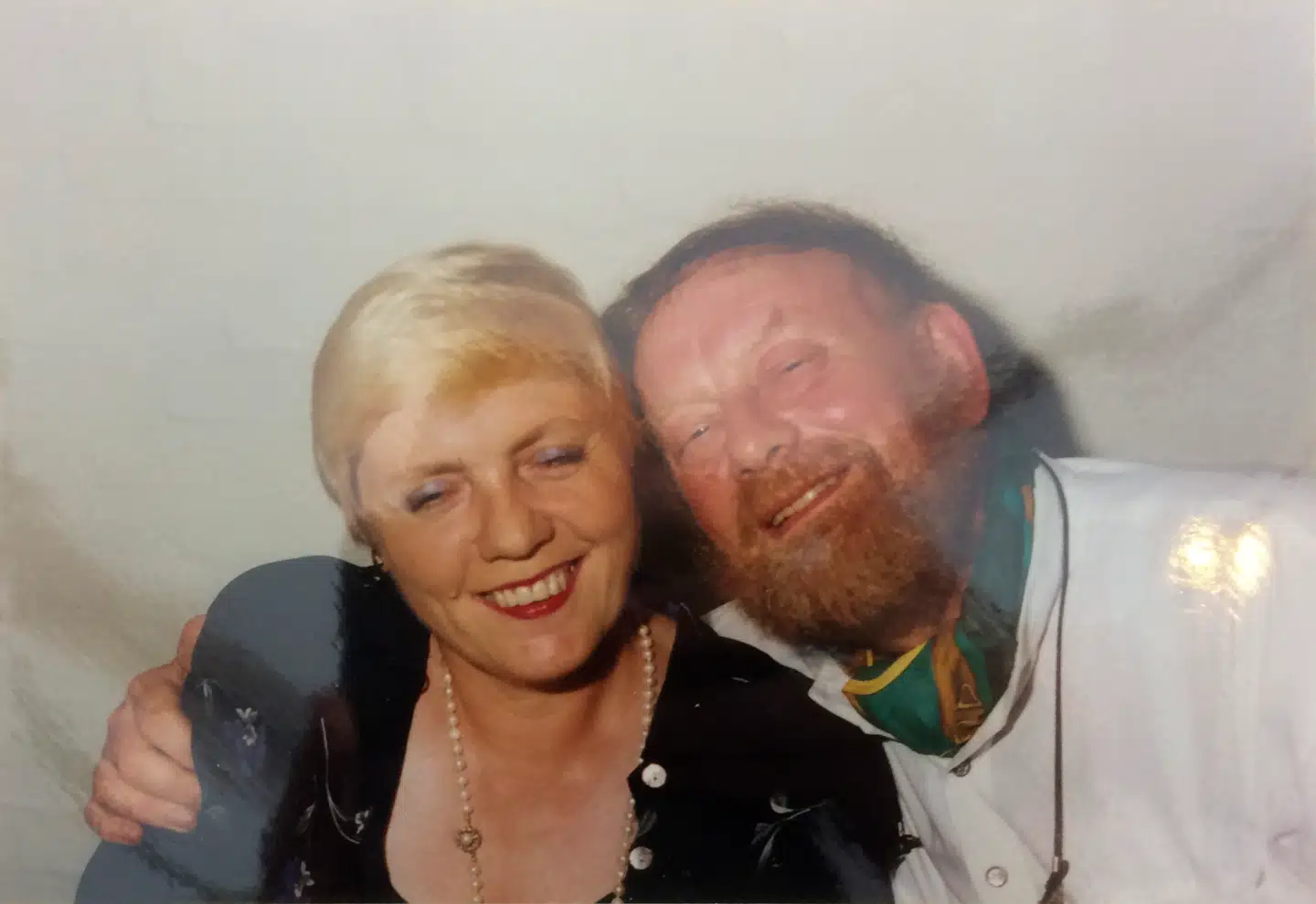 Gitte og Kurt Westergaard havde været gift i næsten 38 år, da Danmarks mest udsatte tegner gik bort i 2021. I et interview om sin mand og livet efter Muhammedkrisen appellerede Gitte Westergaard til, at danskerne vil smide negative fordomme om hinanden. Privatfoto