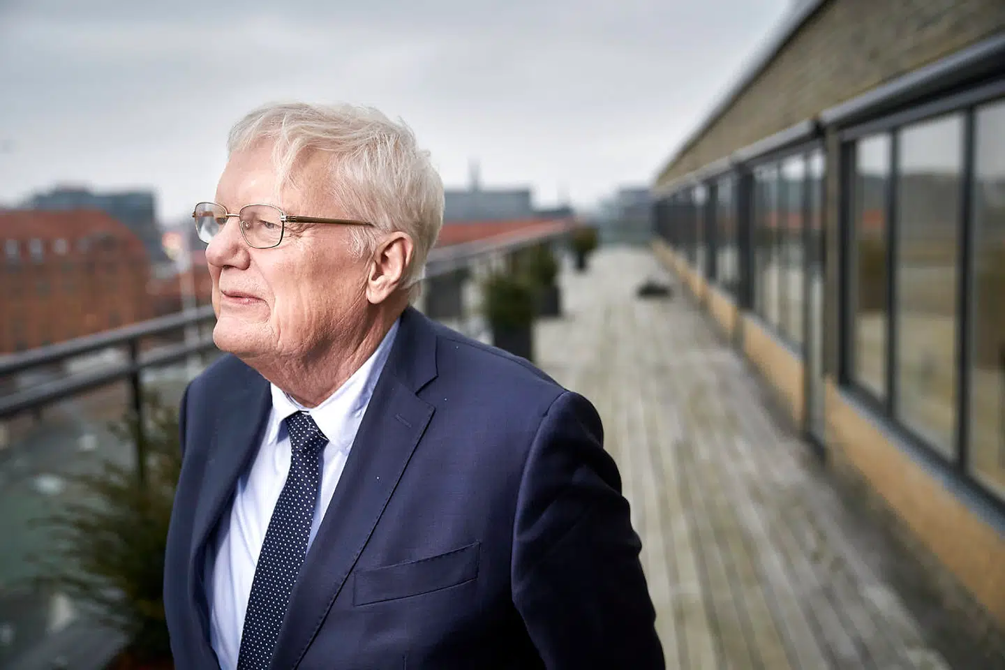 Direktør Bjarne Hastrup står i spidsen for Ældre Sagens knap én million medlemmer, og han går nu kraftigt i rette med den socialdemokratiske regering. Trods ambitioner om det modsatte er det ikke lykkedes at forbedre forholdene på ældreområdet, mener han: »Man gør grin med os!«