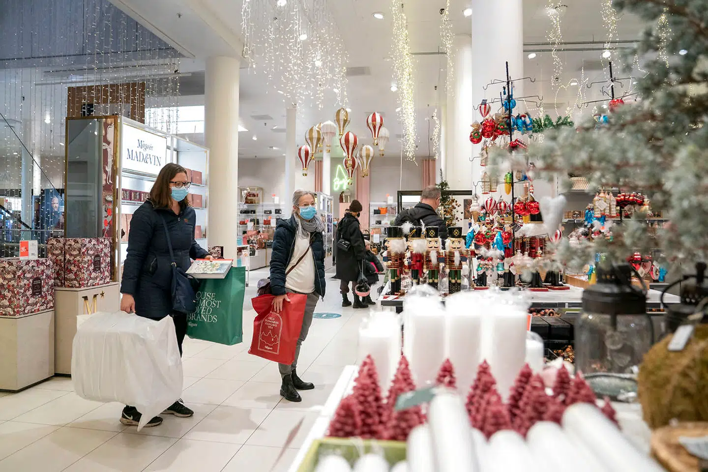 »For nok blev Jesus ikke født i Magasin du Nord, men det gjorde noget af forventningen – og forventningens glæde. For langt de fleste danskere begynder juleforventningens forunderlighed nemlig ikke i kirken – det er bare dér, det hele ender,« skriver sognepræst, forfatter og debattør Marie Høgh.