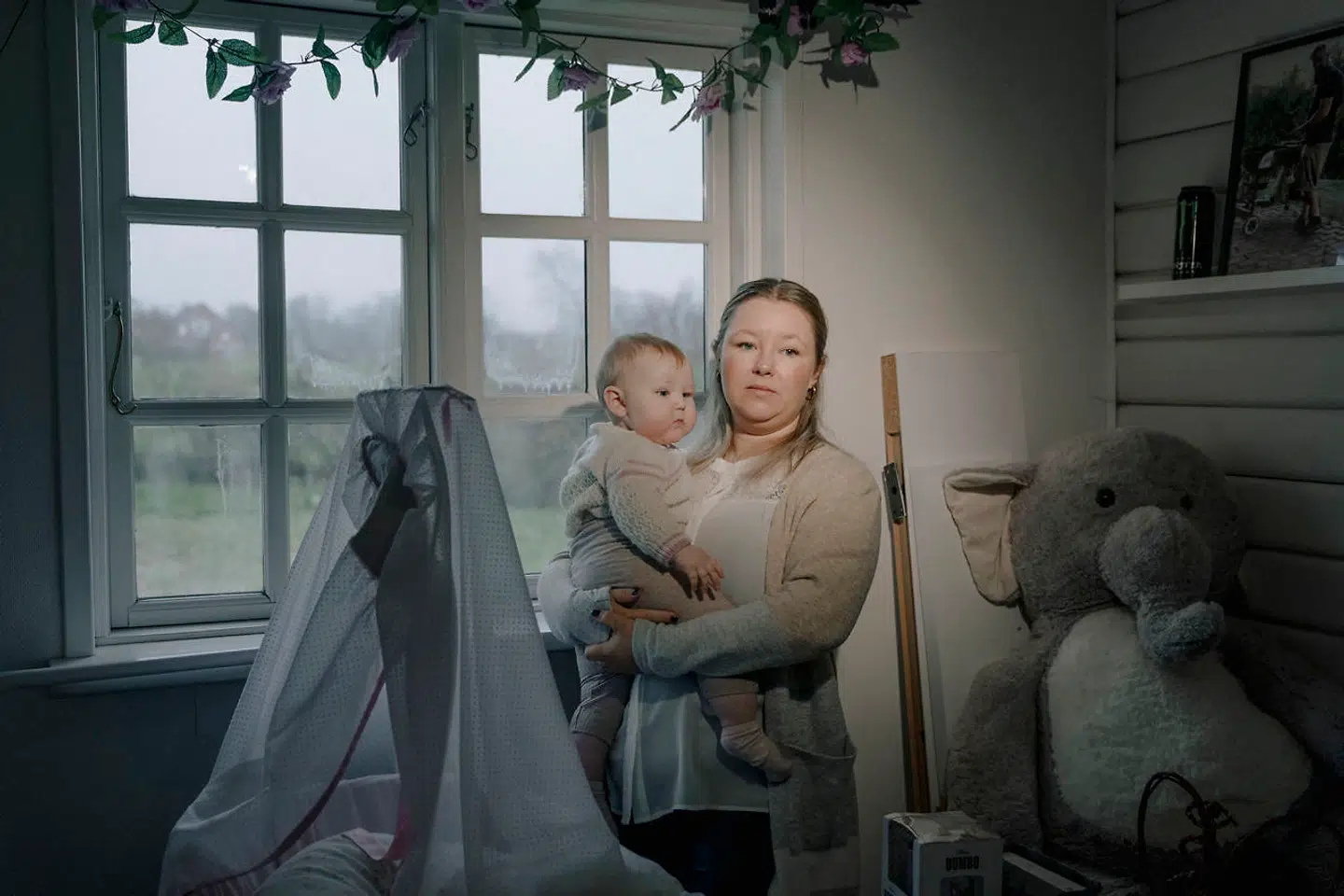 På Almas værelse er Jeppe med. Der står et billede af ham, og bogen »Når far er i himlen« står på hylden.