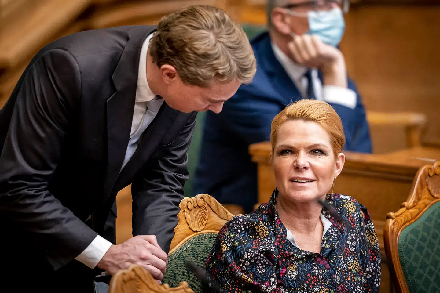 Inger Støjberg og Morten Messerschmidt (DF) under møde i Folketingssalen tirsdag, hvor Støjberg blev erklæret uværdig til at sidde i Folketinget.
