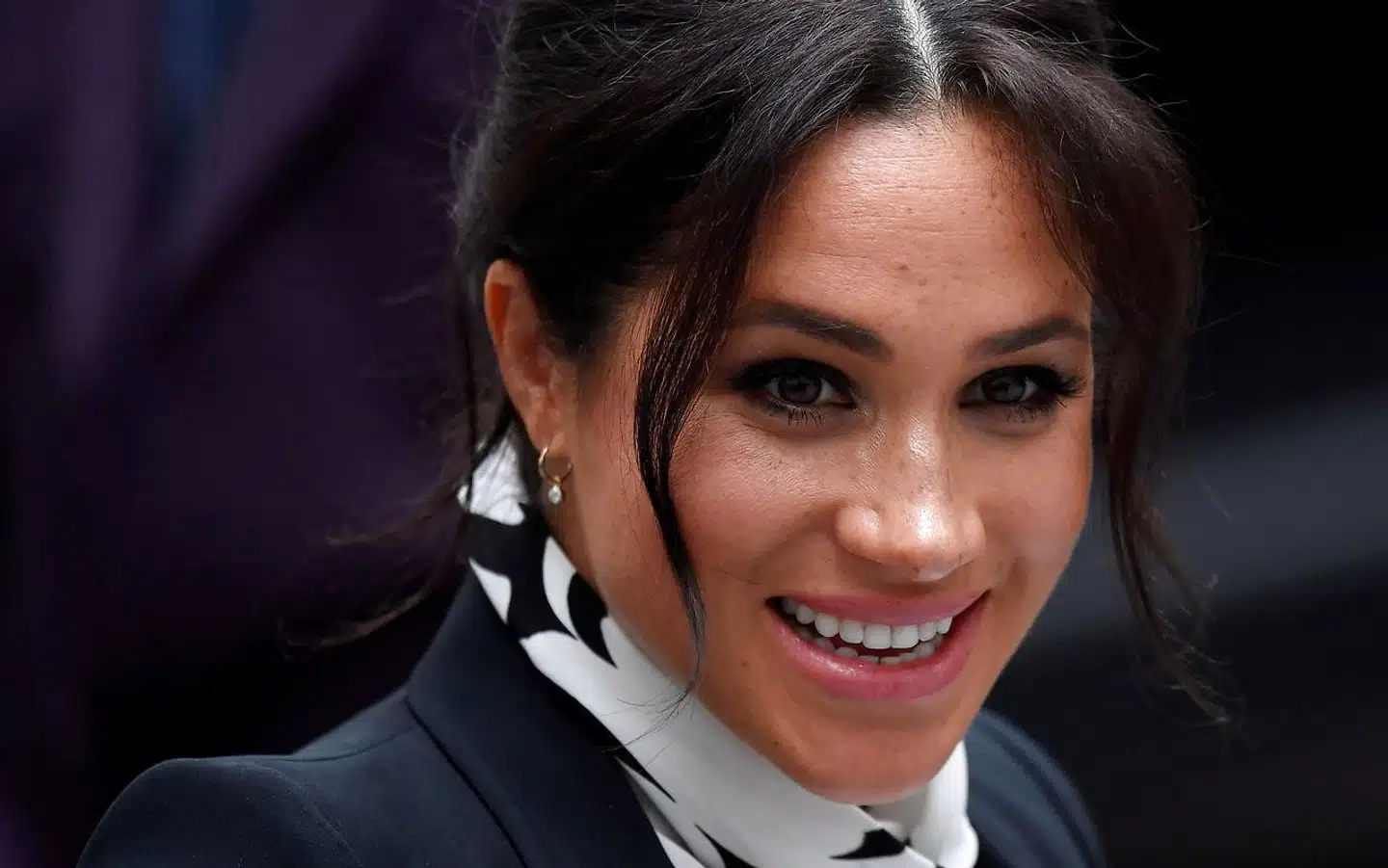 Hertuginde Meghan blev i 2018 gift med prins Harry. Prins Andrew er bror til prins Charles, der er far til hertugindens mand.