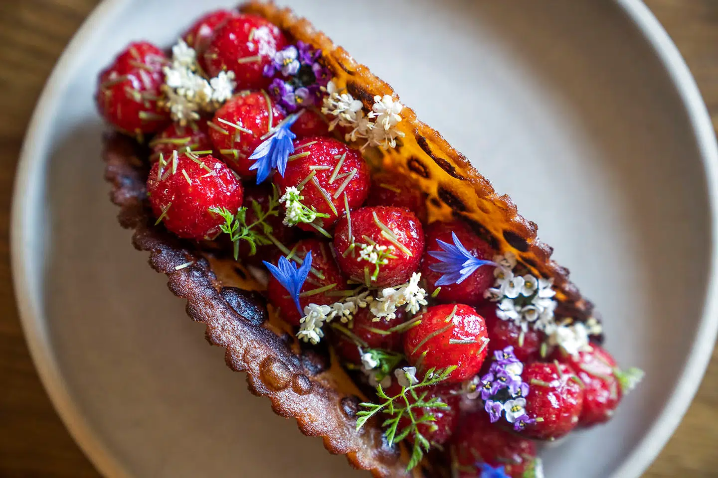 Den sprøde sønderjyske »ståpandekage« med jordbærsoftice på Barr serveres i erigeret tilstand.