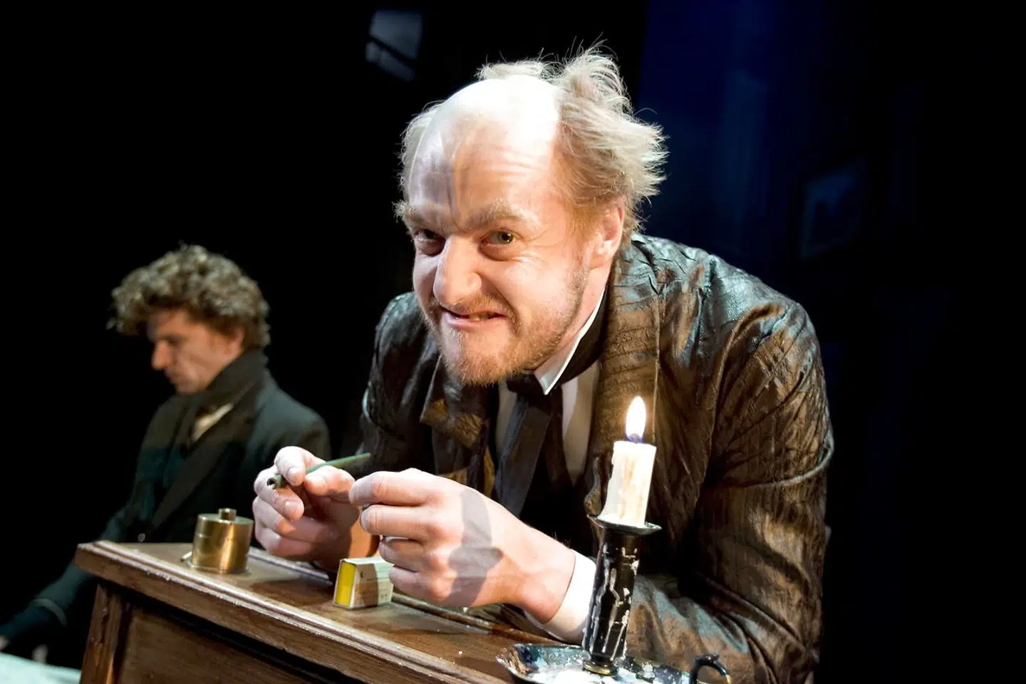 »Ebenezer er et menneske, der ikke vil sig selv det godt. Ansvaret er hans. Også for at forandre sin situation ved at kaste nihilismen på flammerne,« skriver Christian Egander Skov. På billedet ses Et juleeventyrs hovedkarakter, Ebenezer Scrooge, spillet af Mogens Rex i Aalborg Teater.