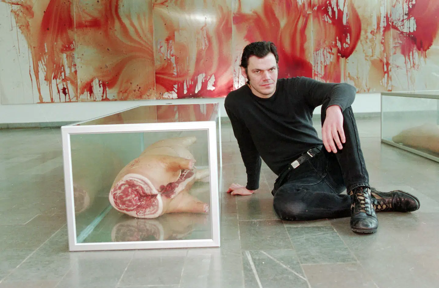 »... så er jeg nok heller ikke primær målgruppe til »død gris i montre«-genren inden for moderne kunst. Sådan noget gør mig lidt distræt,« fortæller Anne Sofie Allarp. Foto: Den tyske kunstner Christian Lemmerz i 1994 på Esbjerg Kunstmuseum. Han udstiller sammensyede svinekroppe i glaskister. Det er meningen, svinene skal gå i opløsning under udstillingen.